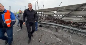 Един загинал и 15 ранени в Киев, Южният мост е затворен след удара
