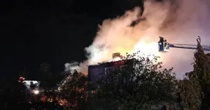 Пожар изпепели покрива на къща в Коматево, затворен е пътят към Първенец
