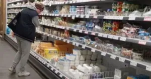 Министърът съобщи за чужда стока с български етикет в склад на верига