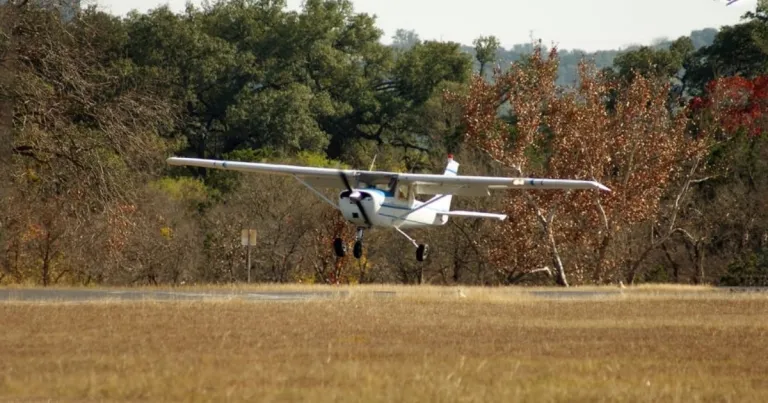 Курсист загина при падане на Cessna 150 в двор в Бохот
