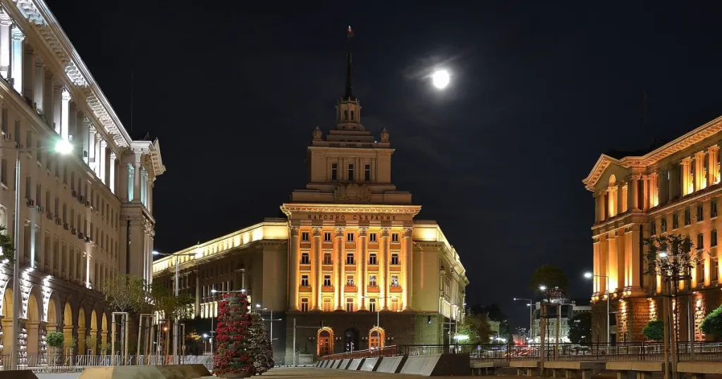 МВнР призова пътуващите в четири страни да избягват местата с тълпи
