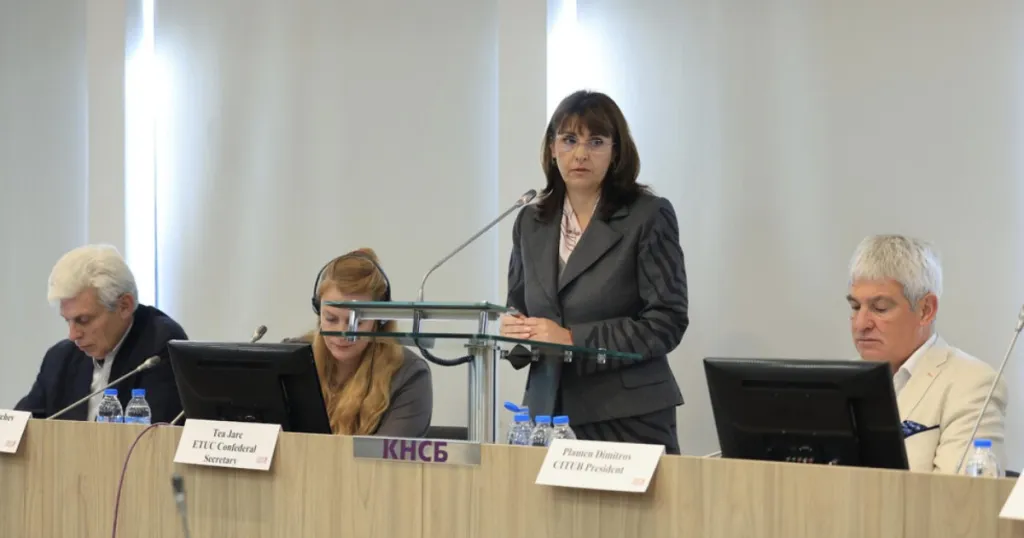 Ефремова търси възможност да повиши минималната заплата над 660 евро