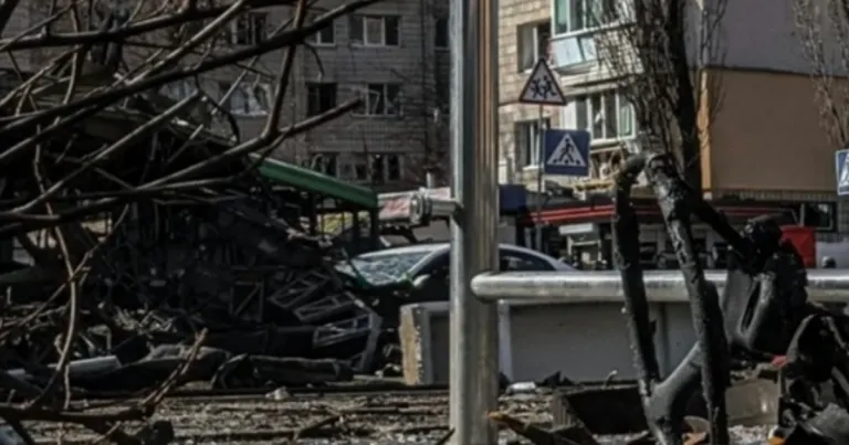 При руски удар по жилищен блок в Одеса е ранено 13-годишно момиче