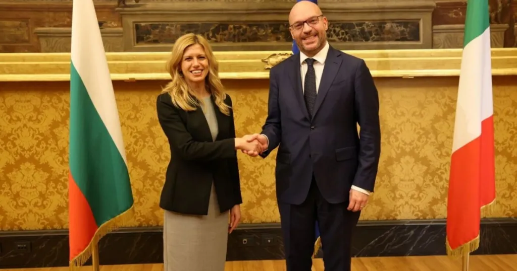 Доцова изрази тревога за търговските кораби в Черно море пред италианския си колега