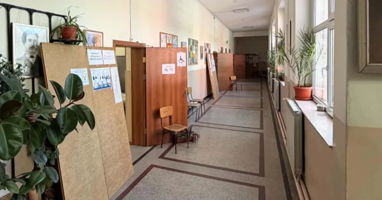 В Пловдив избирателите гласуват без опашки в предиобедните часове В Пловдив избирателите гласуват без опашки в предиобедните часове