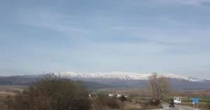 Автомобил гори на „Струма“, движението към Перник минава по една лента
