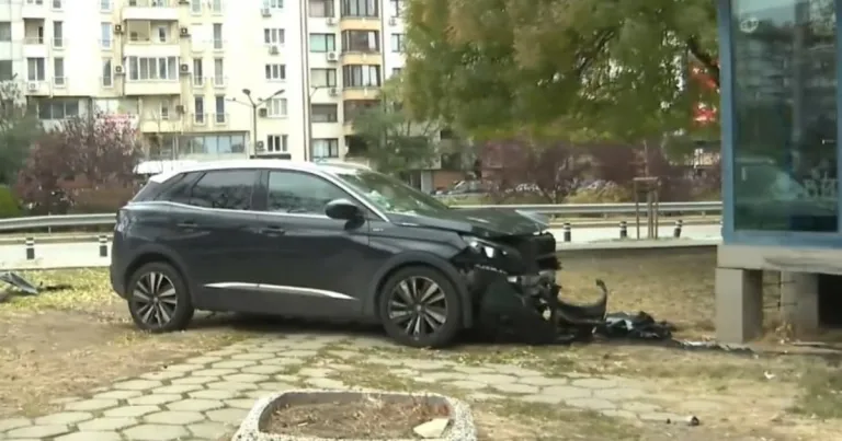 Автомобил след удар в софийски блок чака изтегляне вече пети ден Автомобил след удар в софийски блок чака изтегляне вече пети ден