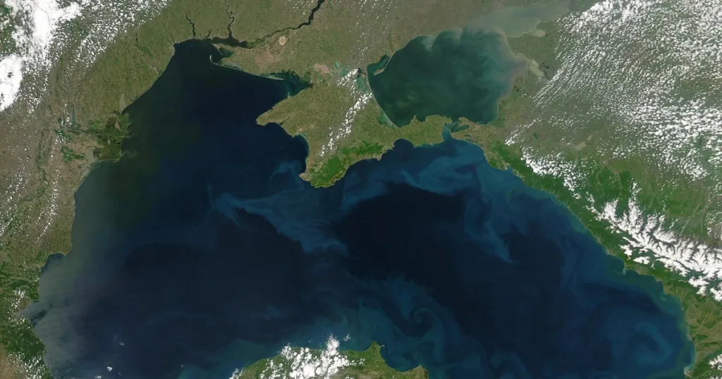 Големи риболовни кораби остават в пристанищата заради риска в Черно море