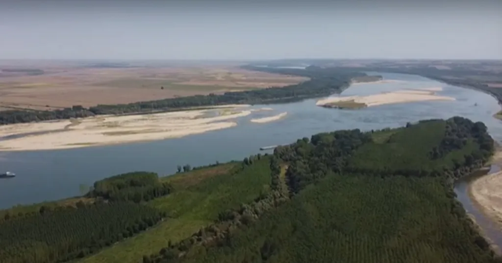 Плитчини затрудняват корабоплаването по Дунав, водата продължава да спада