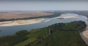Плитчини затрудняват корабоплаването по Дунав, водата продължава да спада