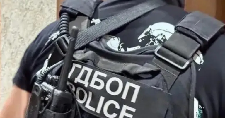 ГДБОП проверява луксозни къщи след открити пари и вещи в Костинброд ГДБОП проверява луксозни къщи след открити пари и вещи в Костинброд