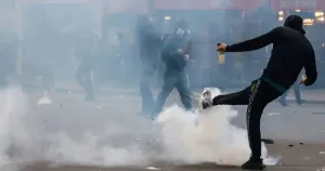 Франция задържа 135 души на протестите, властите разположиха 70 000 полицаи