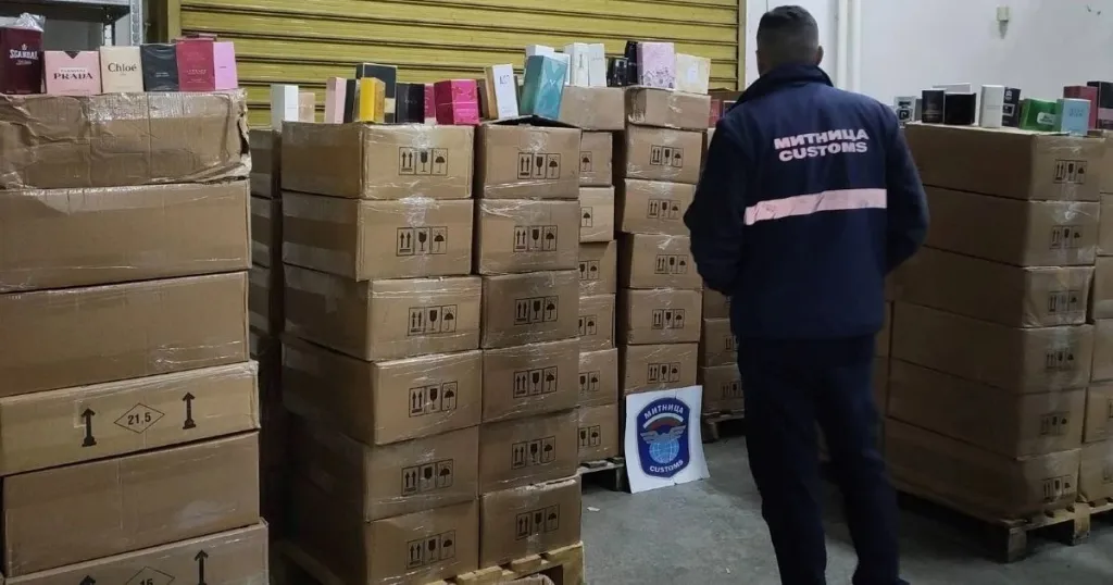 В камион край Скомля откриха 6089 парфюма в пет палета