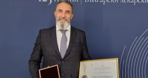 Йотова връчи на проф. Давидов отличието „Лекар на годината 2026“