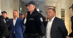Съдът задържа двама кметове, привърженици скандираха в Бургас