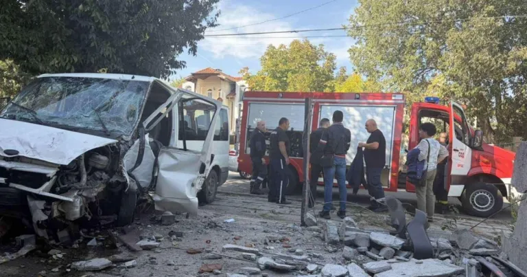 Микробус се вряза в ограда край Бургас, водачът загина Микробус се вряза в ограда край Бургас, водачът загина