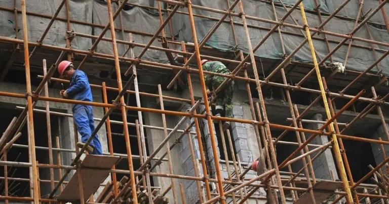 Падане от скеле при саниране остави 31-годишен работник в кома Падане от скеле при саниране остави 31-годишен работник в кома