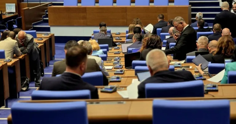 Парламентът изслушва служители за помилването на Огнян Атанасов Парламентът изслушва служители за помилването на Огнян Атанасов
