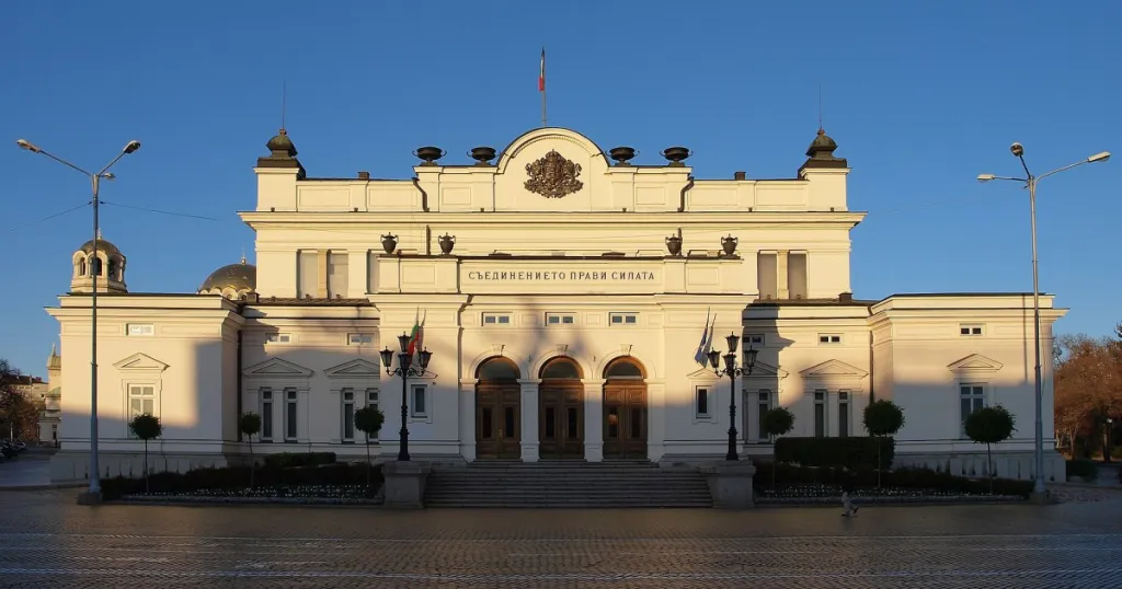 Йотова и Гюров се очаква да дебатират по БНТ на 29 октомври