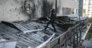 Спасители извадиха трима живи в Запорожие, жертвите на удара са 20
