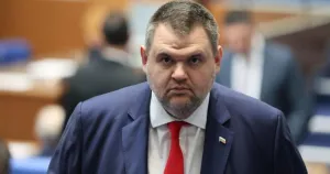 ДПС иска парламентът да изслуша трима министри за полетите на Пеевски