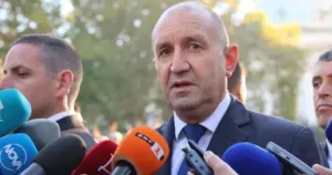 Радев посочи издирването на оцелели като първа задача след атаките