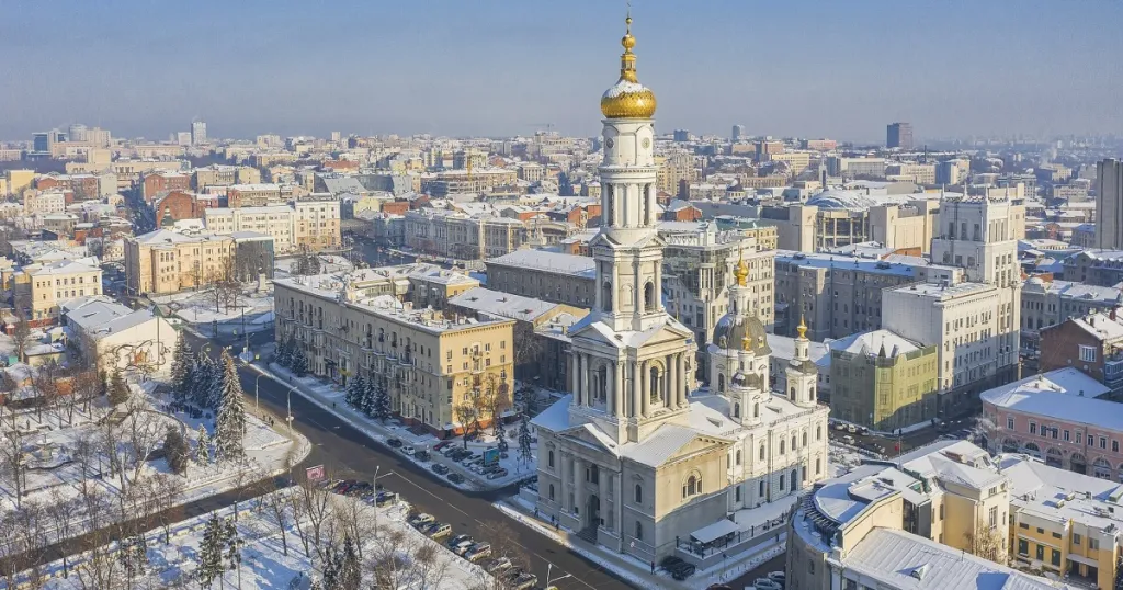 Четирима пострадаха при руски удар по жилищен блок в Харков