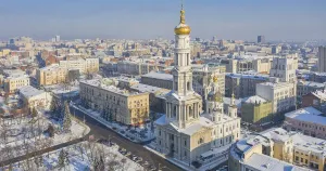 Четирима пострадаха при руски удар по жилищен блок в Харков
