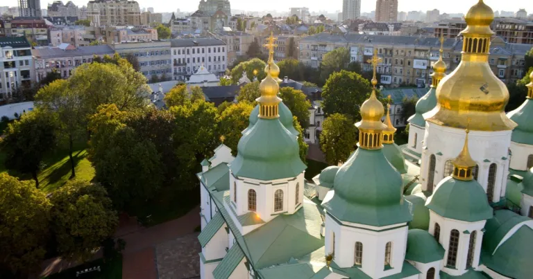 Украински власти съобщиха за 8 загинали; жители на Киев се укриха в метрото