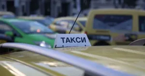 Двама получиха по 4 години затвор за нападение над таксиметров шофьор