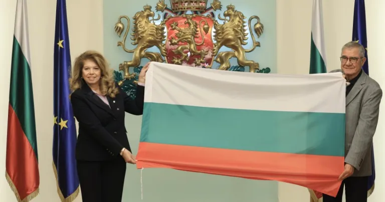 Йотова предаде националното знаме на българските полярници