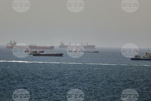 Танкер за суров петрол бе ударен от снаряд край бреговете на Оман, заяви британска морска организация