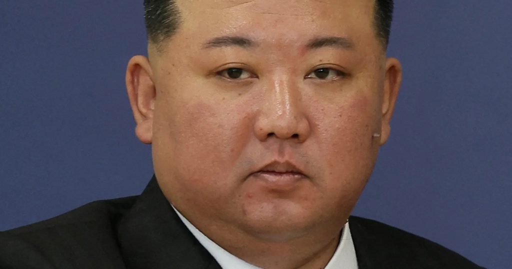 Ким Чен-ун наблюдава тест на ракета, за която Пхенян твърди, че е поразила цел на 1000 км