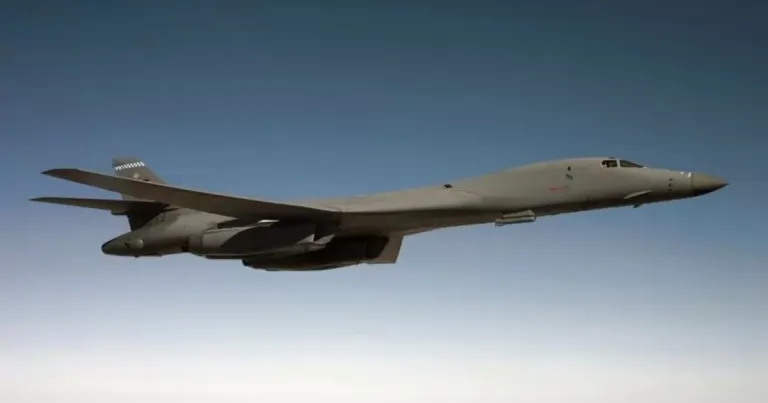 12 американски B-1 напуснаха базата във Феърфорд и се върнаха в САЩ