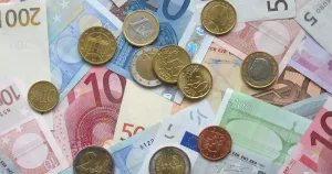 Еврото остава близо до 17-месечно дъно, доларът печели от доходността