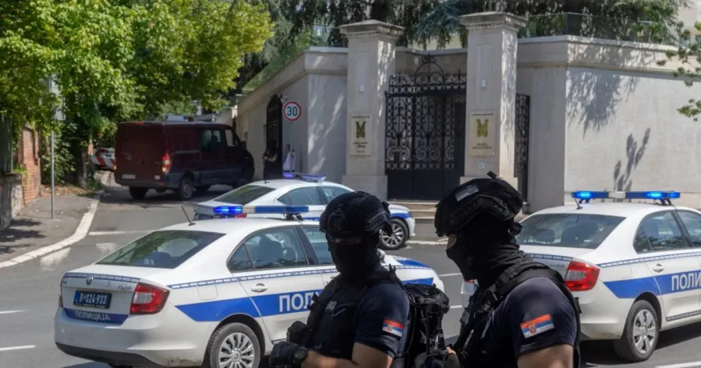 Сърбия обяви червена тревога след нападение пред израелското посолство