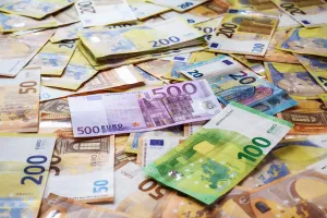 Еврото падна до 17-месечно дъно на фона на френския дълг и избори в Испания