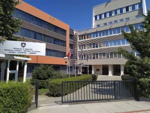 Сблъсъците в Прищина раниха 17 души, сред тях шестима полицаи