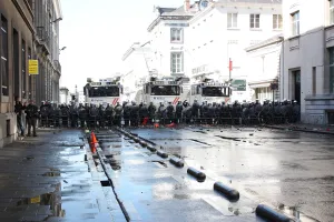 Полицията разпръсна тълпа със сълзотворен газ край гарата в Брюксел