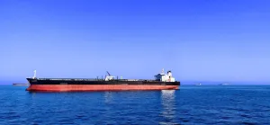 Пожар избухна на ударен танкер в Ормуз, Иран обвини Тръмп в контрабанда