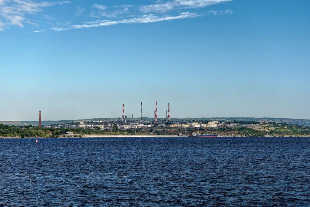 Ударите по рафинериите поставиха оръжейните доставки за Киев под заплаха