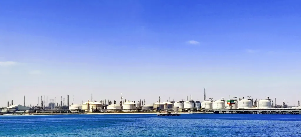 Руски дронове оставиха части от Киев без ток и подпалиха нефтобаза