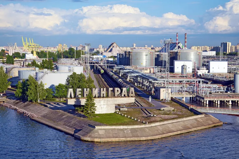Пожар обхвана нефтен терминал, дронове удариха център на „ВКонтакте“