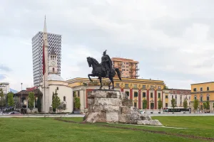 Протестиращи палиха кофи и замеряха полицаи с коктейли „Молотов“ в Тирана
