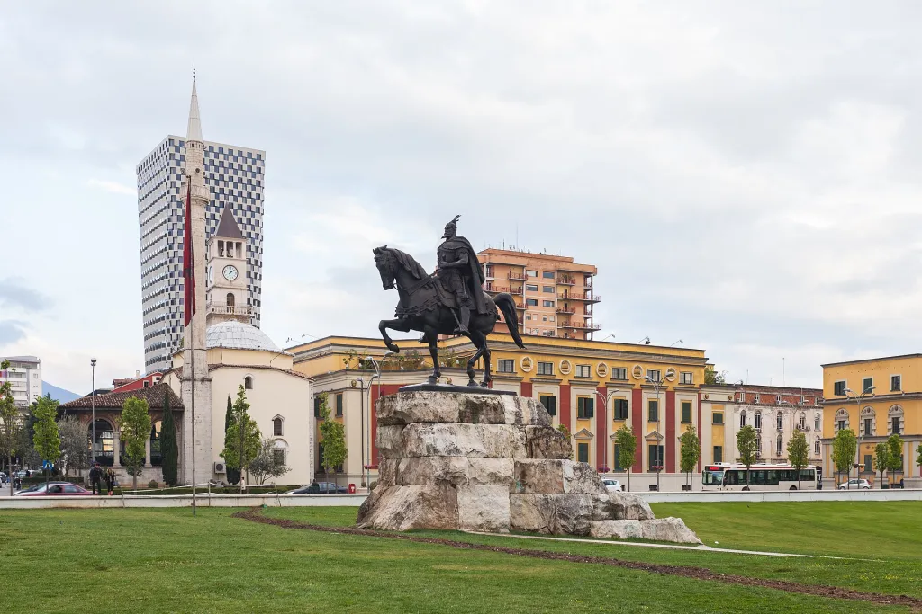 Протестиращи подпалиха вход на министерство в Тирана, петима полицаи пострадаха