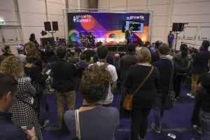 От мозъчен контрол до AI протези: Иновациите на 15-годишен предприемач и стартъпите от Web Summit Лисабон От мозъчен контрол до AI протези: Иновациите на 15-годишен предприемач и стартъпите от Web Summit Лисабон
