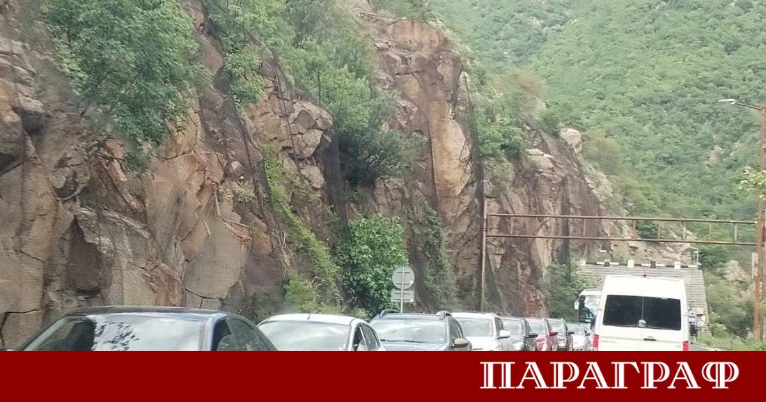 Нормалното преминаване на пътни превозни средства през Кресненското дефиле е