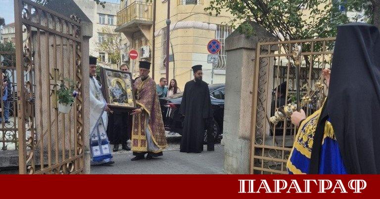 Десетки вярващи се събраха днес в храм Св Богородица в