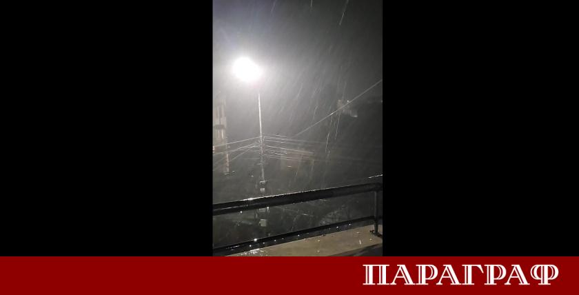 Поройни дъждове и силна градушка се изсипаха през последните часове