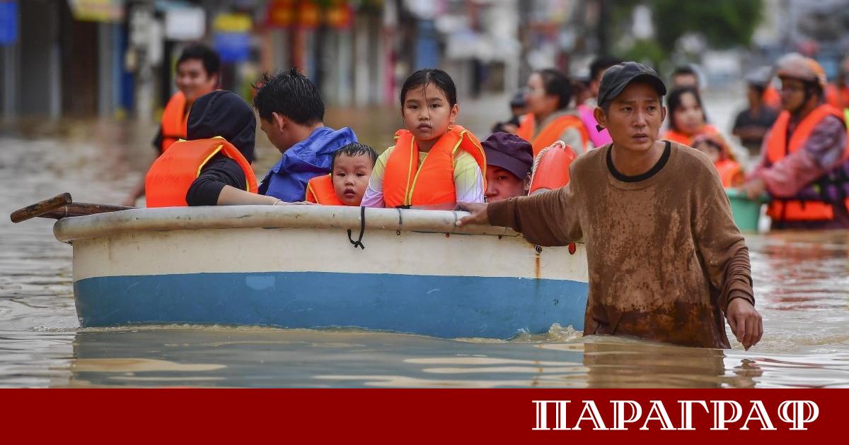 Броят на жертвите от тежките наводнения във Виетнам достигна 90